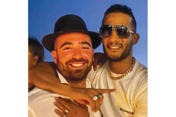اتهام محمد رمضان بـ«التطبيع» لعناقه مطرباً إسرائيلياً