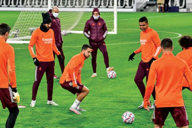 لاعبو ريال مدريد في التدريبات تحت أنظار مدربهم زيدان قبل الاختبار الصعب أمام الإنتر (أ.ب)