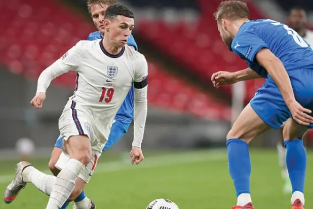 فودن بقميص منتخب إنجلترا (يسار) خلال مواجهة آيسلندا حيث سجل ثنائية من رباعية الفوز (أ.ب)