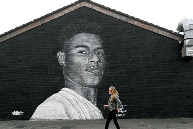 صورة عملاقة لراشفورد على إحدى بنايات مدينة مانشستر تقديراً لأعماله الخيرية (أ.ف.ب)