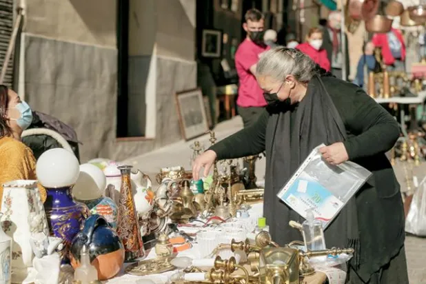 تسبب الوباء في توقف سوق إل راسترو بمدريد ما سمح للمحلات بجذب المتسوقين (رويترز)
