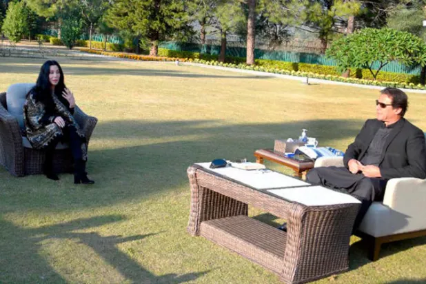 المغنية الأميركية شير تشارك في نقل فيل إلى كمبوديا