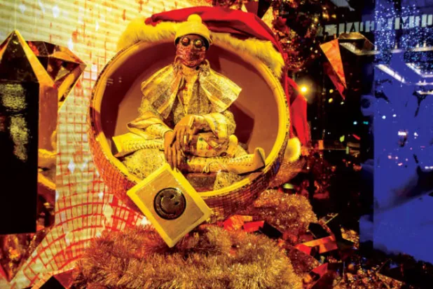 ازدانت واجهات المتاجر في نيويورك بالزينات رغم جائحة «كورونا»