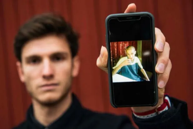 Ömer eş-Şağari ve gözaltından salıverildikten sonra çekilmiş bir fotoğrafı (AFP)