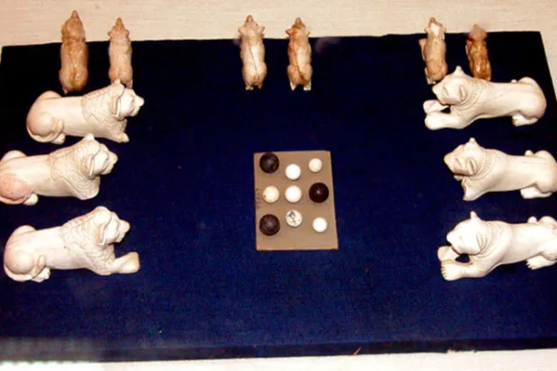 لعبة عبارة عن قطع من العاج ترجع لبداية عصر الأسرات