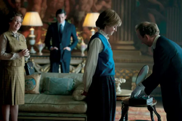 خطوط وتصميمات الثمانينات التي خلدتها الأميرة ديانا عادت لتشغل السيدات بتأثير مسلسل «ذا كراون» (أ.ب)