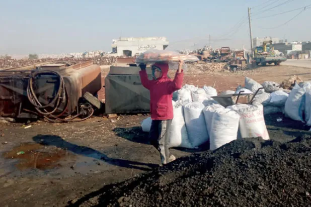 طفل يعمل في بيع «الكعك» بريف إدلب شمال غربي سوريا (الشرق الأوسط)