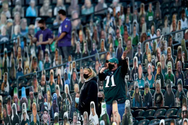 عودة الجماهير للملاعب الانجليزية ولو بأعداد محدودة أفضل من الهياكل الكرتونية (أ.ب)