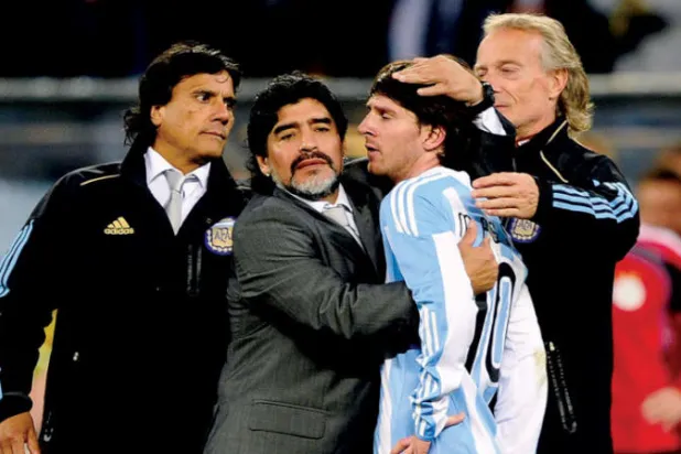 ميسي تحت قيادة مارادونا في مونديال 2010... ولحظات فريدة تشاركا بها في الملعب (رويترز)