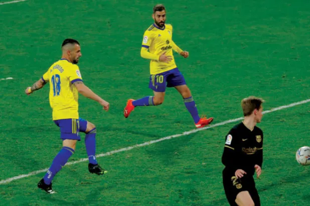 نيغريدو مهاجم قادش (في الوسط) استغل خطأ دفاع برشلونة ليسجل في المرمى الخالي (رويترز) 