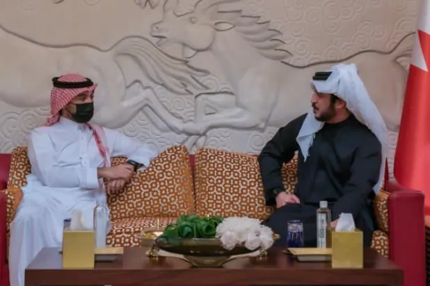 الفيصل يلتقي رئيس اللجنة الأولمبية البحرينية في المنامة