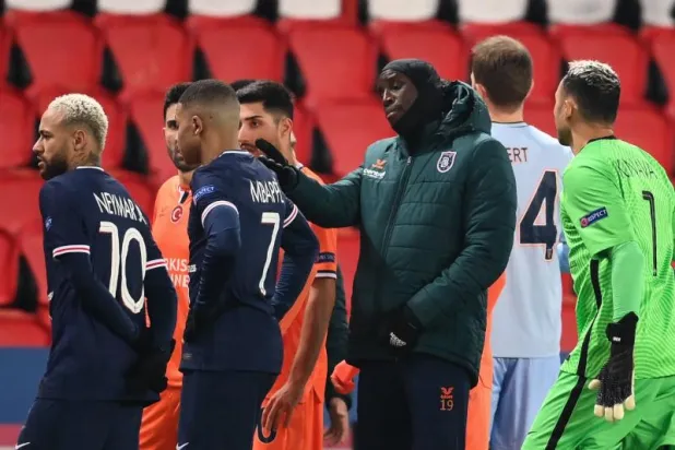 «لفتة غير مسبوقة»... إشادات بموقف لاعبي سان جيرمان وباشاك شهير من «لفظة عنصرية»