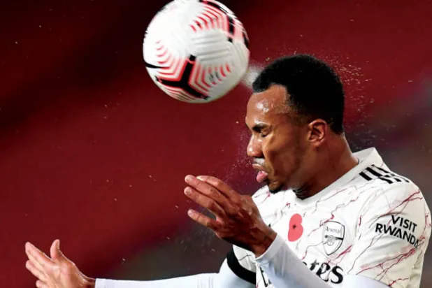 البرازيلي غابرييل استطاع أن يفرض نفسه مدافعاً صلباً بعد مسيرة حافلة بالمصاعب (إ.ب.أ)