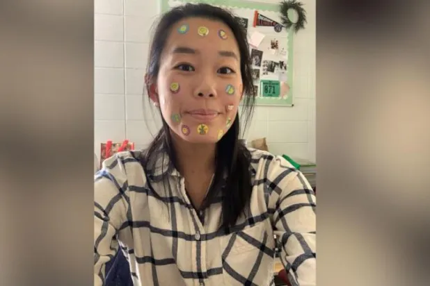 لماذا يضع المعلمون الملصقات على وجوههم أثناء التعليم عن بُعد؟