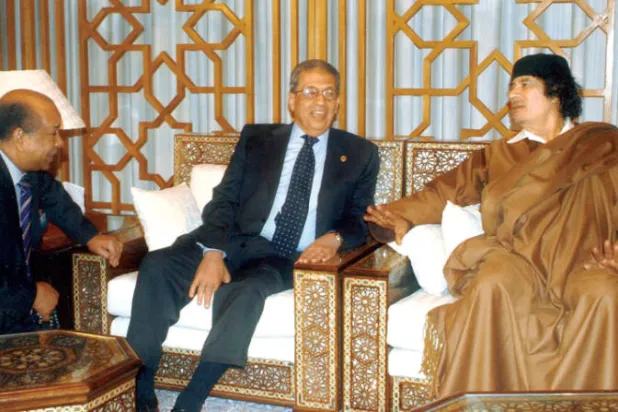 عمرو موسى متوسطاً القذافي وشلقم