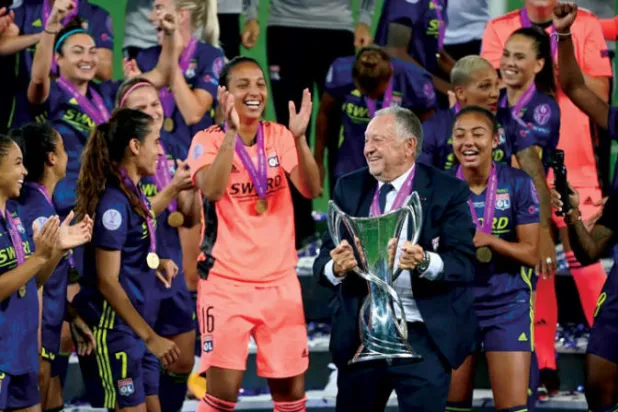 جان ميشال أولاس رئيس نادي أوليمبيك ليون يحتفل مع فريق النادي للسيدات بعد الفوز بدوري أبطال أوروبا (أ.ب)