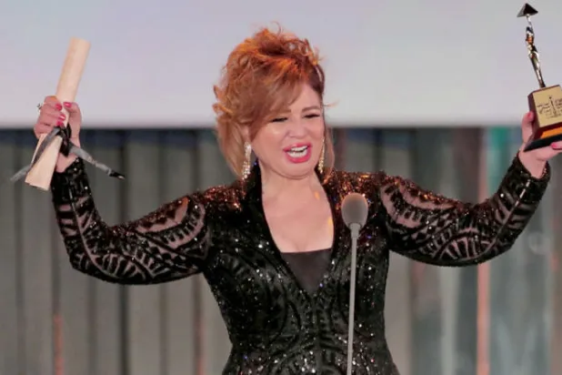 الفنانة المصرية إلهام شاهين تتسلم جائزة أفضل ممثلة عن فيلمها «حظر تجول» (أ.ف.ب)