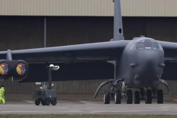 B-52 bombardıman uçağı İran’ı uyarmak için harekete geçti
