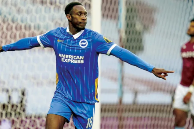 داني ويلبيك بقميص برايتون يحتفل بأحد أهدافه في مرمى أستون فيلا (إ.ب.أ)