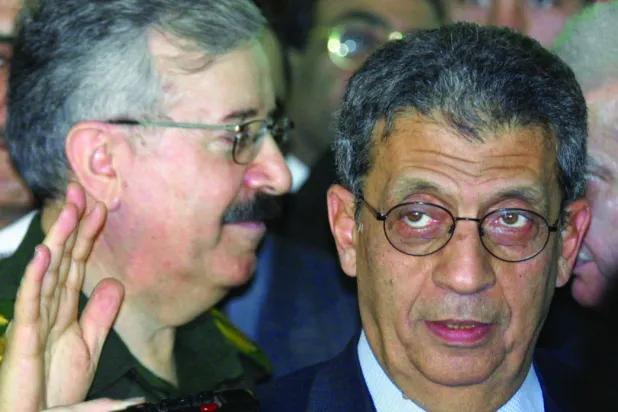 عمرو موسى وناجي صبري خلال زيارة الأول إلى بغداد في 2002 (غيتي)