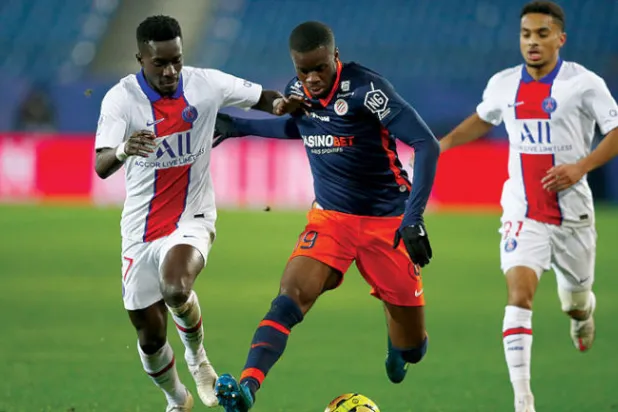 مافيديدي (في الوسط) يقود هجمة لمونبلييه مخترقاً لاعبي سان جيرمان (إ.ب.أ)