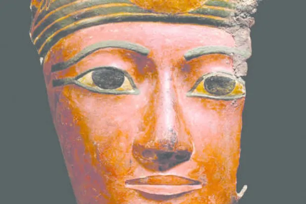 مصر تراقب بيع 13 أثراً فرعونياً في «كريستيز للمزادات» بلندن