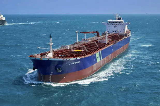 عُمان تدين استهداف ناقلة وقود في جدة وتؤكد تضامنها مع السعودية