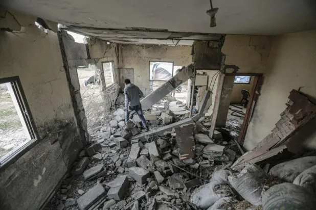 سقوط قذيفة إسرائيلية «بالخطأ» على منزل فلسطيني في غزة