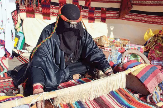 «السدو» يحلّق من بادية السعودية إلى «تراث» اليونيسكو