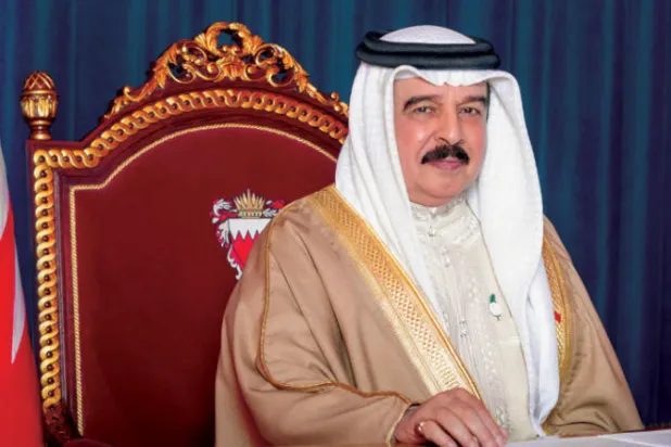 ملك البحرين يتلقى اللقاح وبومبيو في الحجْر