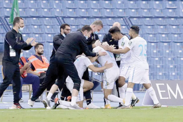لاعبو الفتح يحتفلون بالهدف الأول في مرمى الهلال (تصوير: مشعل القدير)