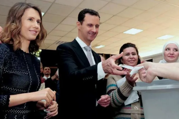 Esed ve eşi Esma geçtiğimiz nisan ayında yapılan Halk Meclisi seçimlerinde oy kullanırken. (AFP)