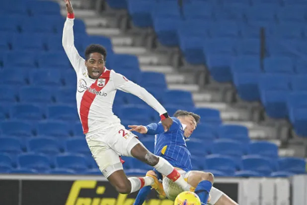 ووكر بيترز (في المقدمة) أصبح من أعمدة دفاع ساوثهامبتون (أ.ف.ب)