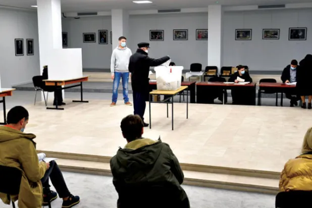 عمليات التصويت في مركز اقتراع بموستار أمس (أ.ف.ب)