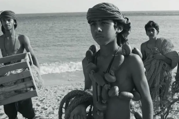 مشهد من فيلم «سيدة البحر» الذي صُوّر بالأسود والأبيض