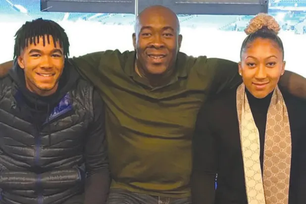 الأب نايجل بين ولديه لورين وريس جيمس لاعبي يونايتد وتشيلسي