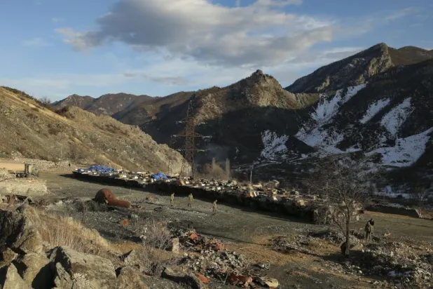 دبابات للجيش الأذربيجاني في منطقة أخلاها الأرمن (أ.ب)