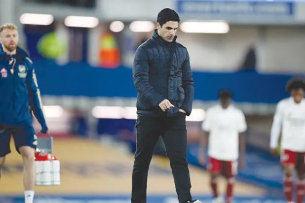 أرتيتا ولاعبوه يسيرون منكسي الرؤوس بعد النتائج المخيبة (رويترز)