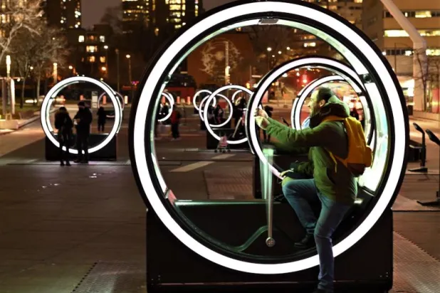 لرفع المعنويات... «علاج بالضوء» في وسط مونتريال خلال الشتاء (صور)