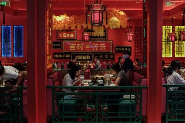 قريباً... قانون صيني لمكافحة التشجيع على الإفراط في الأكل