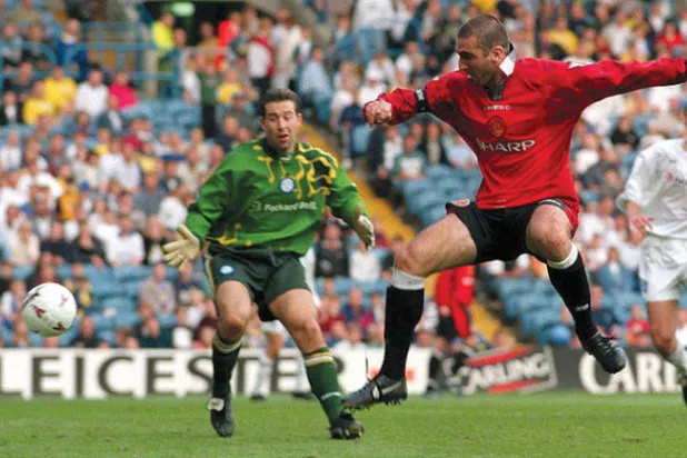 كانتونا بقميص يونايتد في مواجهة فريقه السابق ليدز بإحدى ملاحم مباريات الدوري الإنجليزي