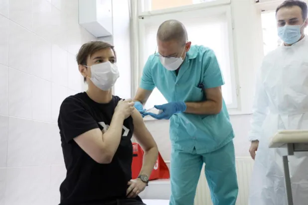 صربيا تبدأ حملة تلقيح ضد «كورونا»… ورئيسة الوزراء تتلقى أول جرعة