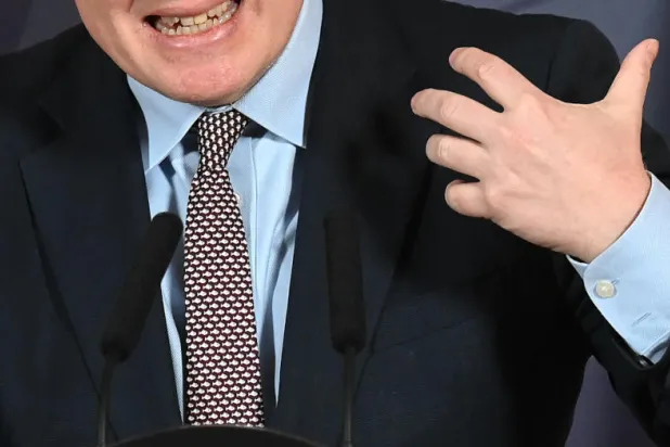 أسماك بوريس جونسون تلفت الانتباه أثناء إعلانه الاتفاق التجاري