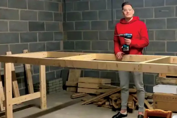 مدافع سوانزي كونور روبرتس في ورشة النجارة  التي يقضي بها كل أوقات فراغه