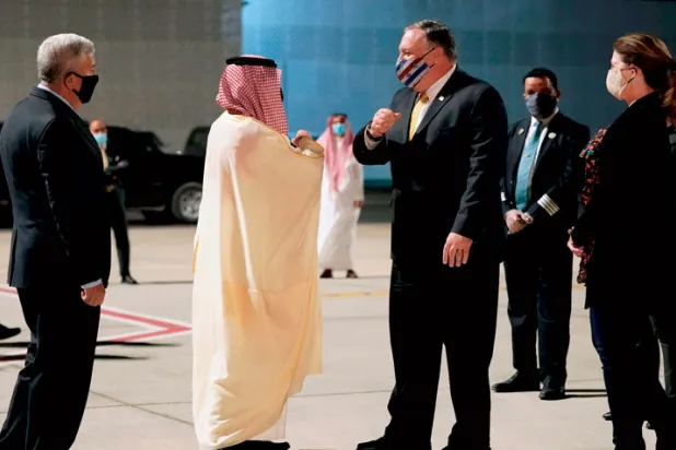 وزير الخارجية السعودي الأمير فيصل بن فرحان لدى استقباله نظيره الأميركي مايك بومبيو في نيوم يوم 22 نوفمبر 2020 (أ.ف.ب)