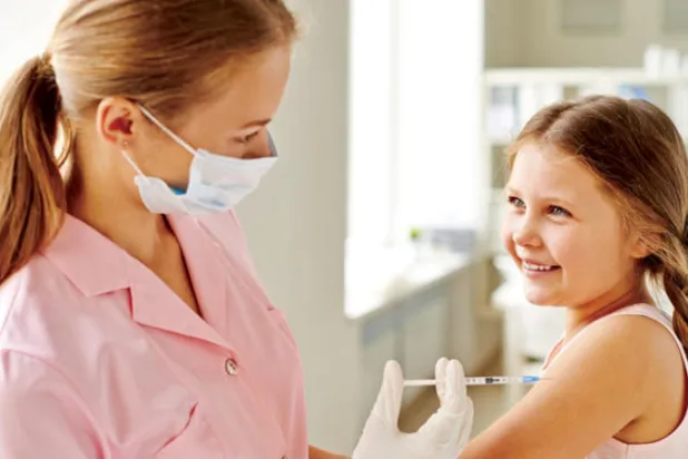 الابتسامة تقلل من ألم «حقنة التطعيم»