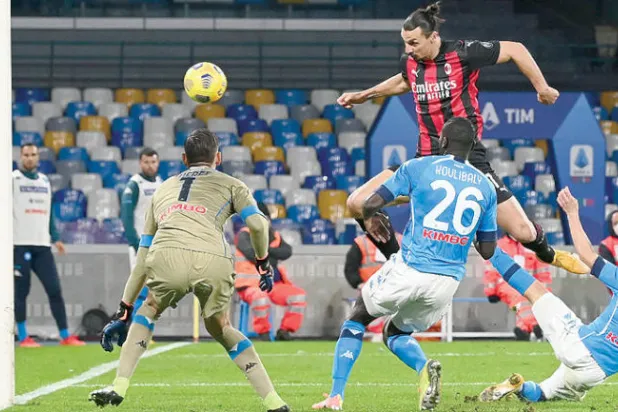 إبراهيموفيتش يقفز أعلى من الجميع ليسجل برأسه في مرمى نابولي (أ.ف.ب)