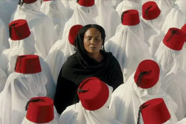 الأم في مشهد من فيلم «ستموت في العشرين»