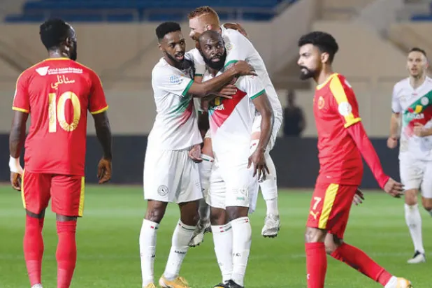 لاعبو الاتفاق يحتفلون بهدف دوكارا (تصوير: عيسى الدبيسي)