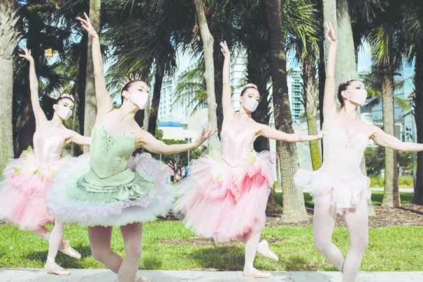 الرّاقصات بيترا لوف وكارانزا وماديسون ماكدونو ونوكس